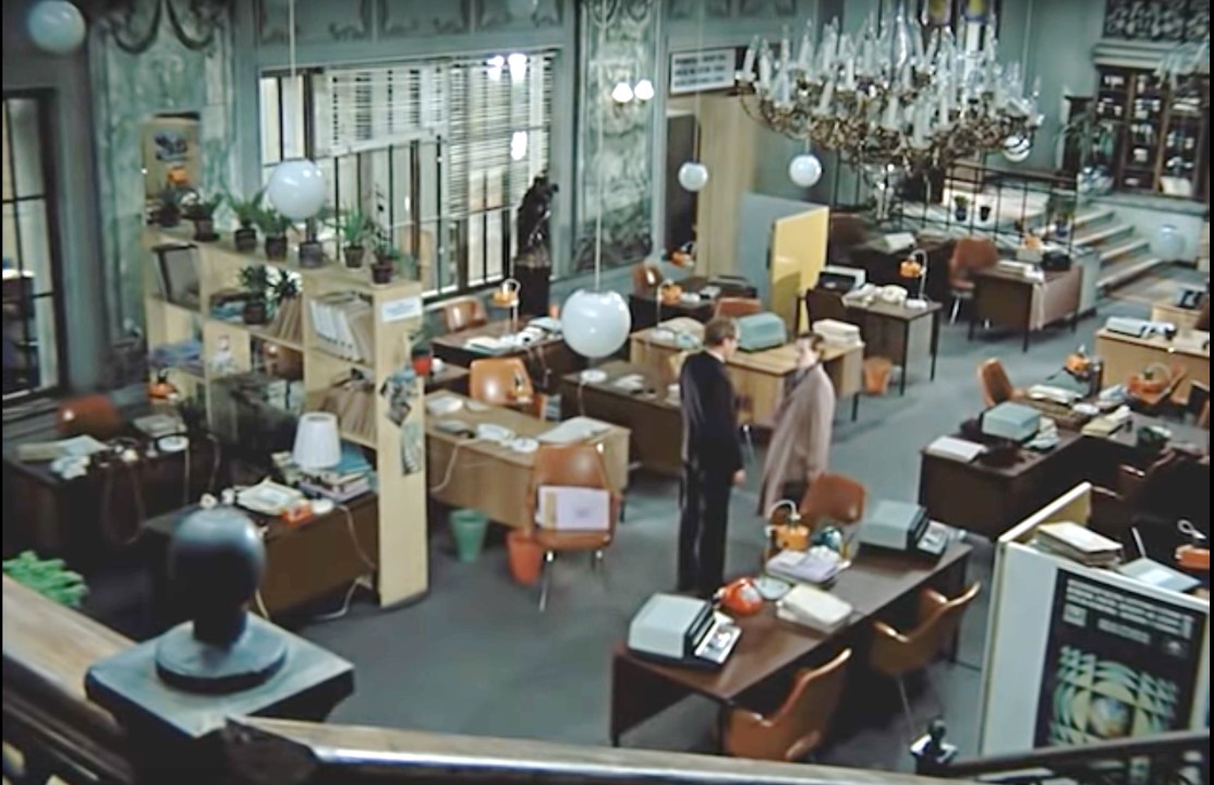 . В фильме «Служебный роман», который вышел в 1977 году, действие разворачивается в бывшем доходном доме Хомякова в Москве, выполненном в стилистике венского модерна . В фильме «Служебный роман», который вышел в 1977 году, действие разворачивается в бывшем доходном доме Хомякова в Москве, выполненном в стилистике венского модерна