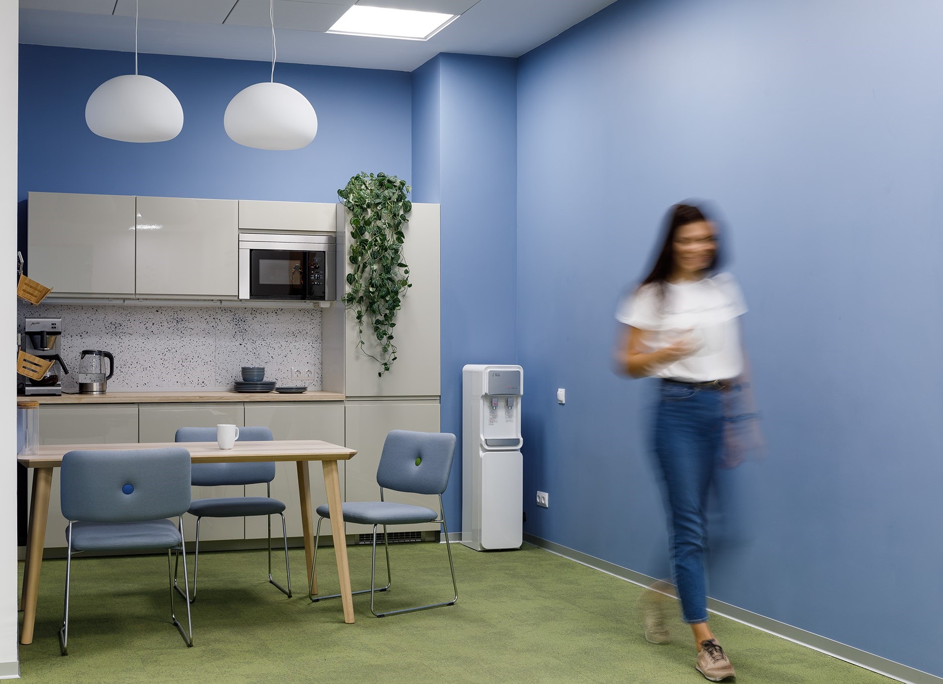 Пурифайер в интерьере кухни здорового офиса IT-компании, проект которого разработан командой DESIGNIC Пурифайер в интерьере кухни здорового офиса IT-компании, проект которого разработан командой DESIGNIC