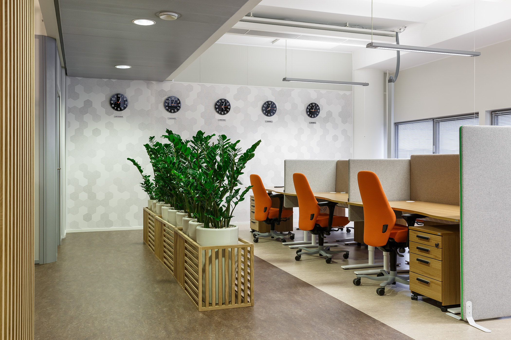 тобы получить эффективный офис, для рабочей зоны подобрали эргономичные кресла, которые индивидуально настраиваются под параметры тела, и разделили рабочие места акустическими экранами, выполненными из тканевой звукопоглощающей обивки с шумоподавляющим наполнителем тобы получить эффективный офис, для рабочей зоны подобрали эргономичные кресла, которые индивидуально настраиваются под параметры тела, и разделили рабочие места акустическими экранами, выполненными из тканевой звукопоглощающей обивки с шумоподавляющим наполнителем