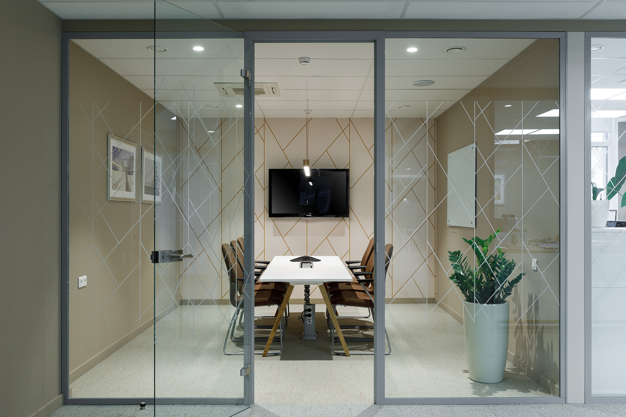 На стены и стеклянные перегородки нанесен фирменный паттерн На стены и стеклянные перегородки нанесен фирменный паттерн