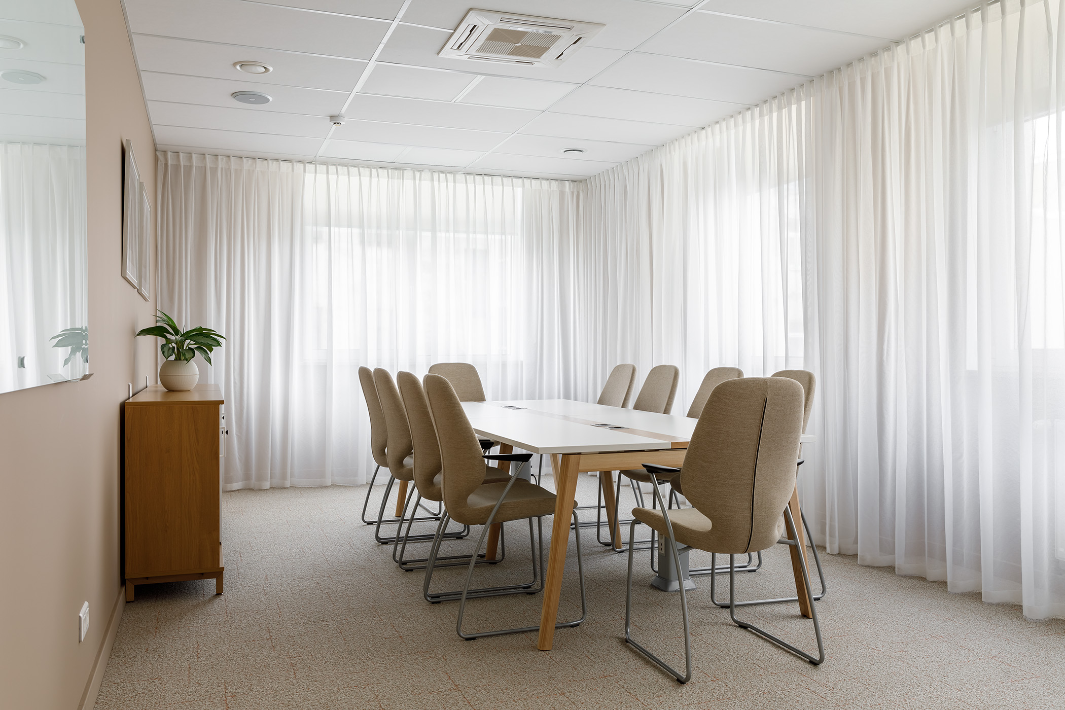 Большая переговорная выдержана в спокойных тонах Большая переговорная выдержана в спокойных тонах