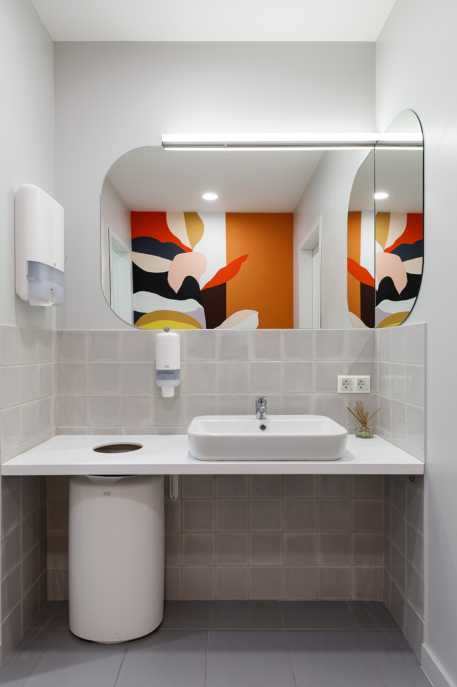 огда организация офисного пространства была завершена, мы передали проект управляющей компании, специалисты которой занимались закупкой отделочных материалов и контролировали строительные работы огда организация офисного пространства была завершена, мы передали проект управляющей компании, специалисты которой занимались закупкой отделочных материалов и контролировали строительные работы