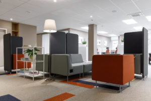 Организация пространства в офисе предусматривает лаунж-зону, где можно отдохнуть от работы.