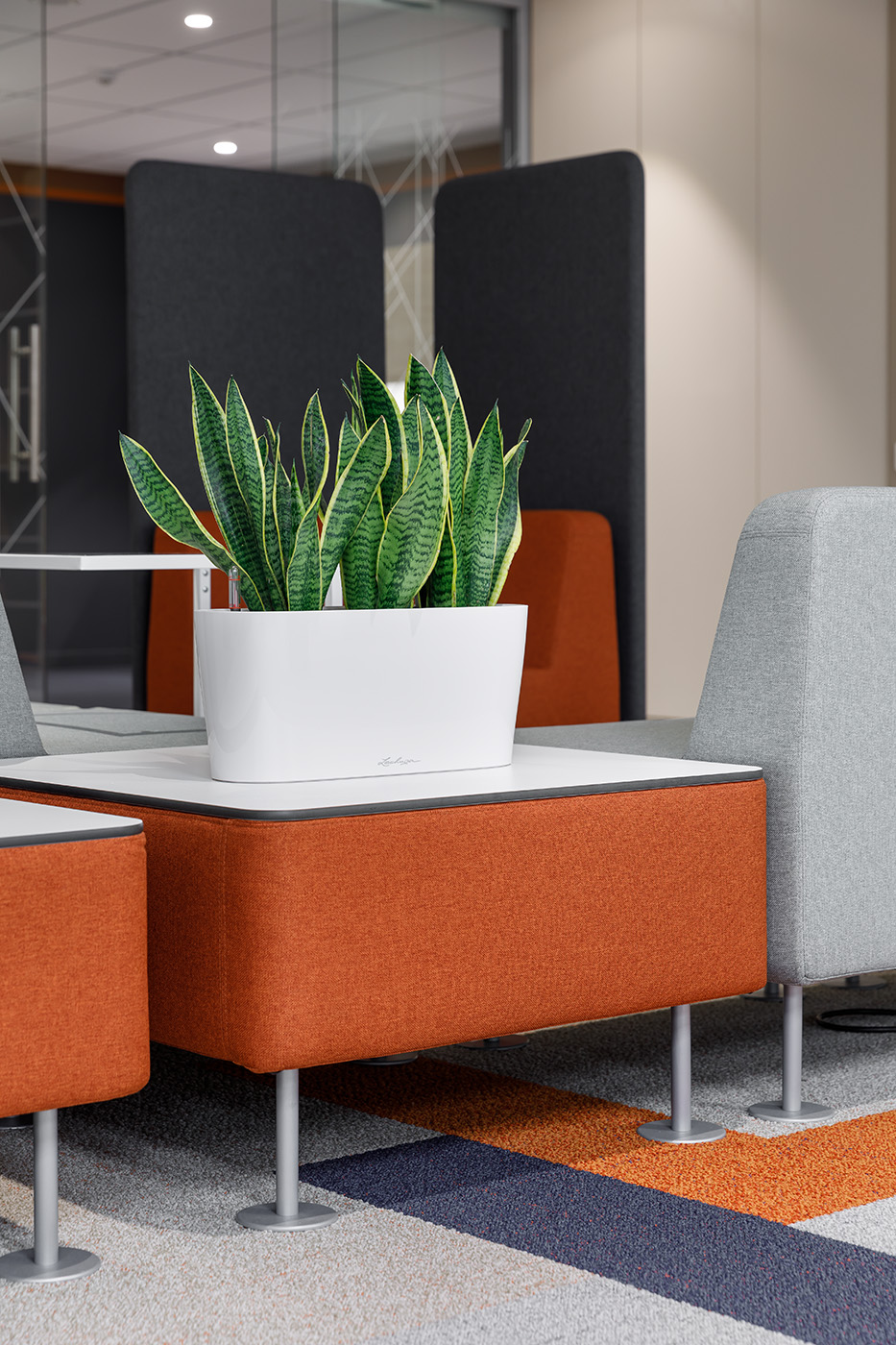 Сотрудники могут работать в этой зоне, не переживая о том, что будет шумно или не найдется розетки для ноутбука Сотрудники могут работать в этой зоне, не переживая о том, что будет шумно или не найдется розетки для ноутбука