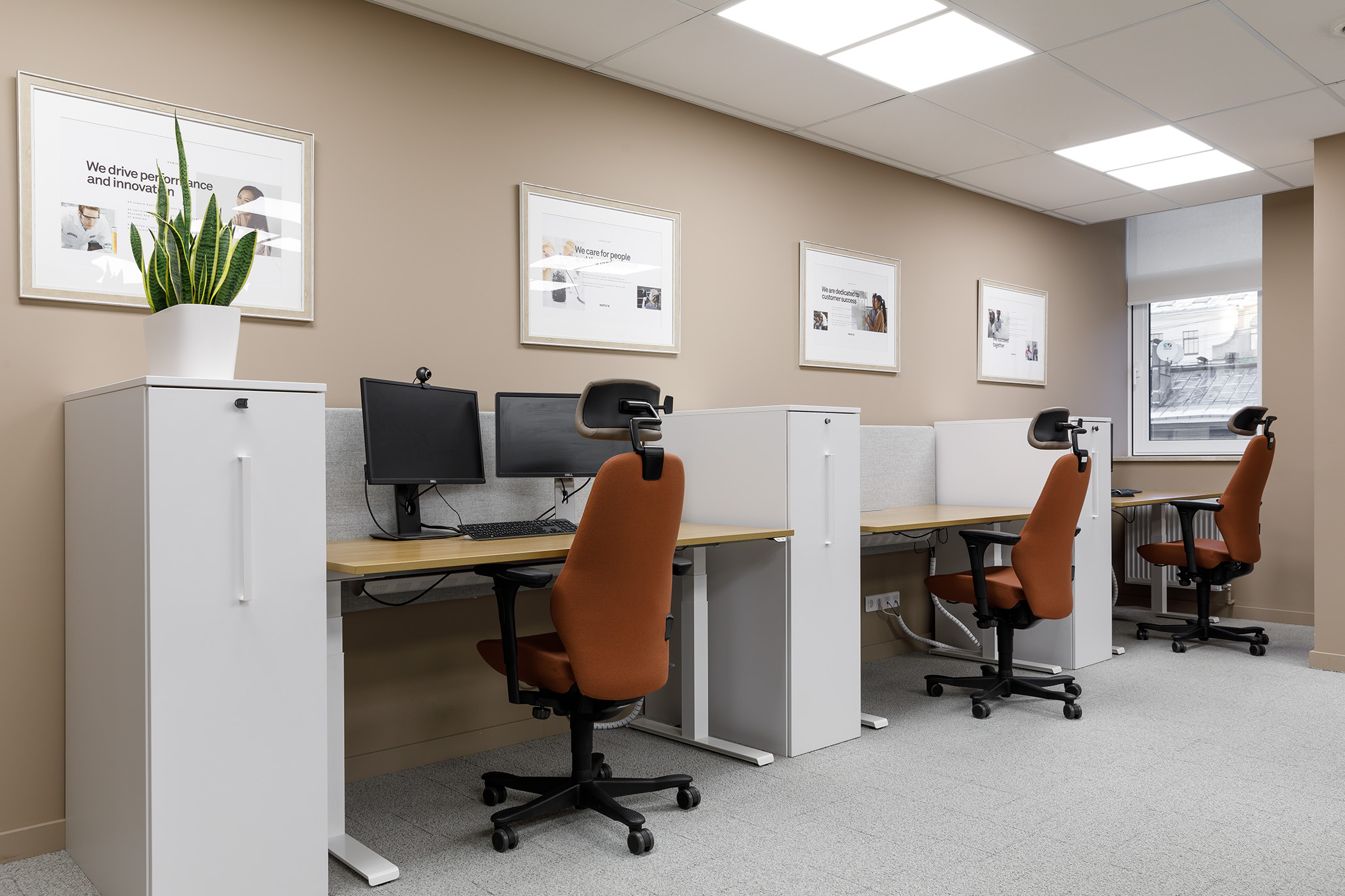 Для рабочих мест выбрали подъемные столы и эргономичные стулья с подголовниками, похожие на те, которые стоят в финском офисе Kemira Для рабочих мест выбрали подъемные столы и эргономичные стулья с подголовниками, похожие на те, которые стоят в финском офисе Kemira