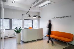 Дизайн офиса выдержан в серых и белых тонах. В качестве ярких акцентов использованы мебель и декоративные элементы
