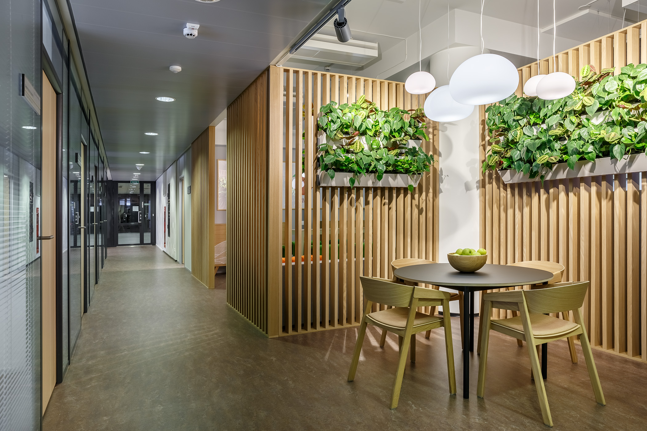 Этот стол подойдет для неформального общения с коллегами за обедом Этот стол подойдет для неформального общения с коллегами за обедом