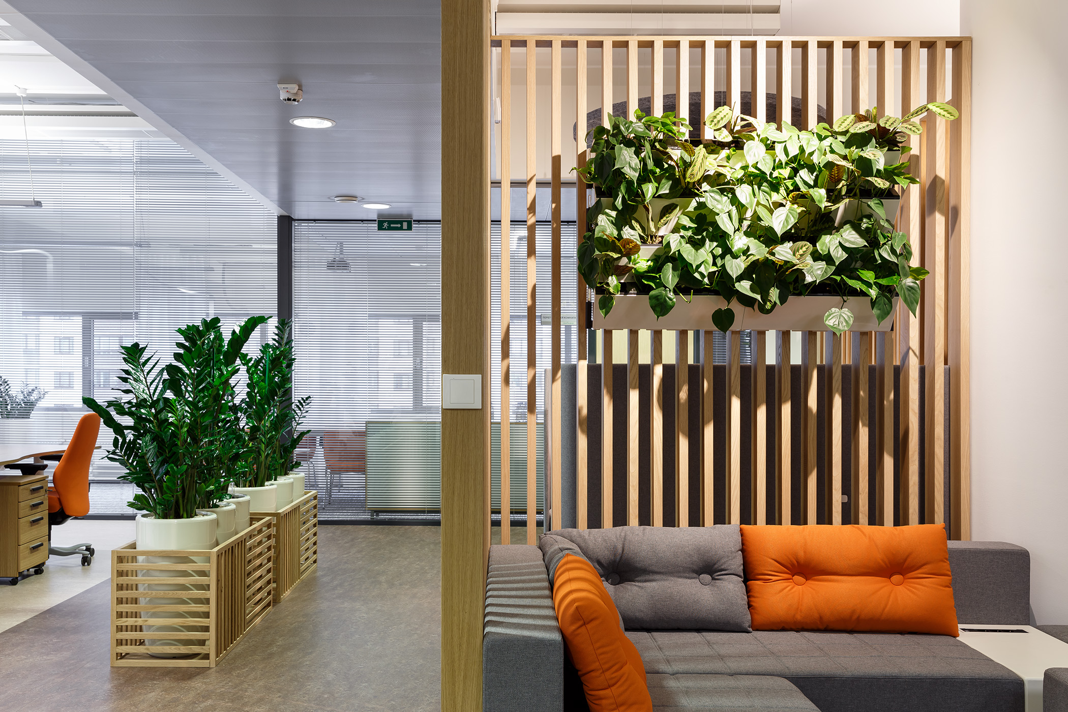 В интерьере офиса в серых цветах мы активно использовали дерево и живые растения В интерьере офиса в серых цветах мы активно использовали дерево и живые растения