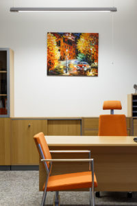 В интерьере офиса преобладает скандинавский стиль, для которого характерно использование спокойных тонов. В качестве ярких акцентов использованы стулья корпоративного оранжевого цвета и картины.