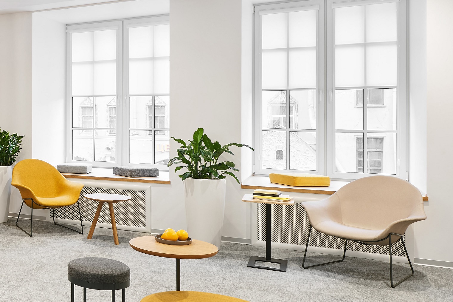 мы расположили вдоль прохода встроенные сиденья со столиками для работы с ноутбуком мы расположили вдоль прохода встроенные сиденья со столиками для работы с ноутбуком