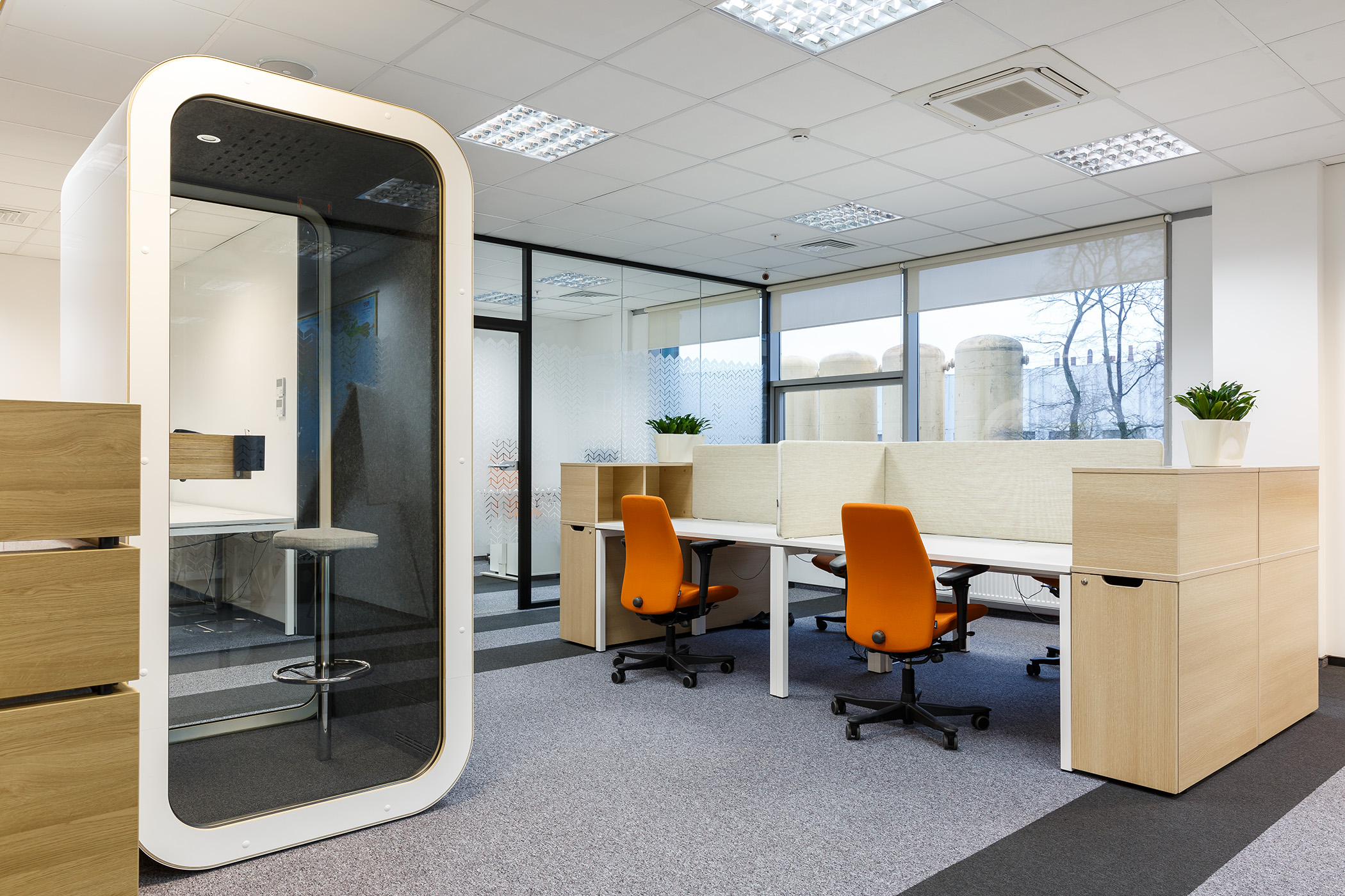 Кабины могут быть рассчитаны на одного или нескольких человек. В них удобно как общаться с клиентами, так и собираться малыми командами. Они отделаны звукопоглощающими панелями, благодаря чему снаружи не слышно, что происходит внутри, и наоборот Кабины могут быть рассчитаны на одного или нескольких человек. В них удобно как общаться с клиентами, так и собираться малыми командами. Они отделаны звукопоглощающими панелями, благодаря чему снаружи не слышно, что происходит внутри, и наоборот