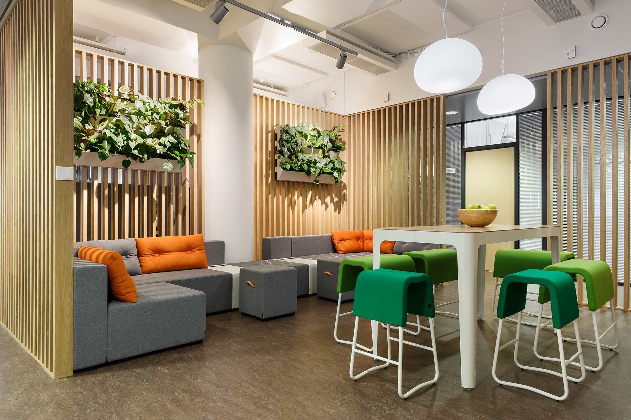 Мягкие удобные диваны, перегородки, которые создают ощущение приватности, и стол со стульями для тех, кто пришел перекусить. Мягкие удобные диваны, перегородки, которые создают ощущение приватности, и стол со стульями для тех, кто пришел перекусить.