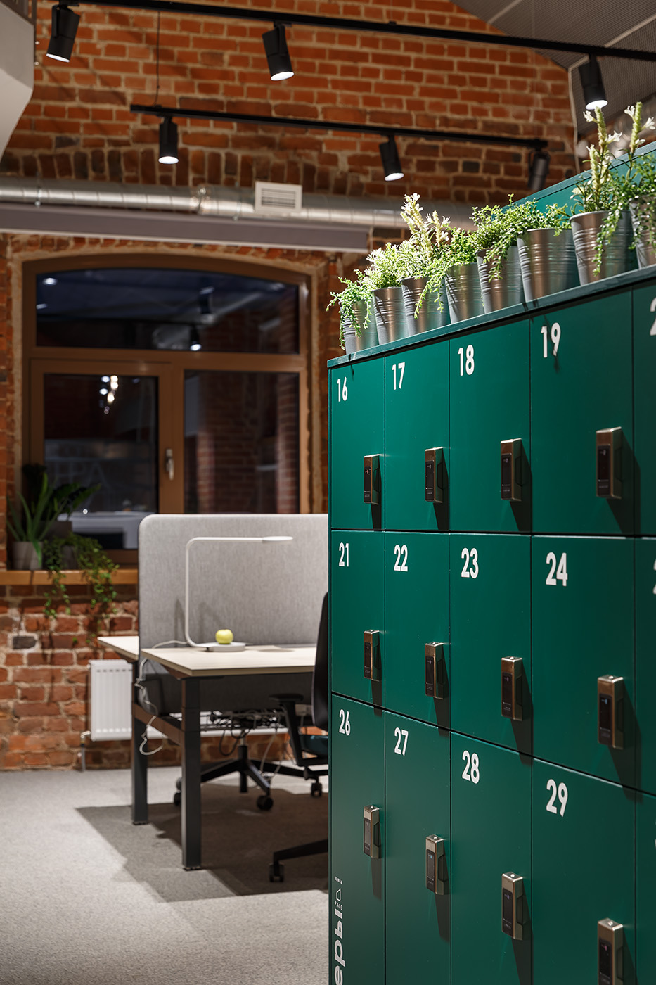 Важно предусмотреть места для хранения личных вещей: например, локеры с ячейками Важно предусмотреть места для хранения личных вещей: например, локеры с ячейками