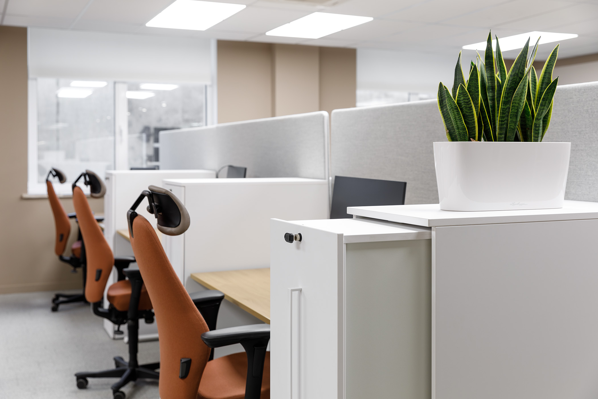 Потребность в тумбах и комодах возникает все реже, потому что информация хранится преимущественно в электронном виде, иногда используются так называемые пулл-ауты: выдвижные шкафы, которые устанавливаются между столами Потребность в тумбах и комодах возникает все реже, потому что информация хранится преимущественно в электронном виде, иногда используются так называемые пулл-ауты: выдвижные шкафы, которые устанавливаются между столами