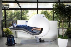 можно поставить в зоне отдыха капсулы для сна — кресла с куполом, который ограждает от воздействия внешних факторов и позволяет максимально качественно отдохнуть за короткое время