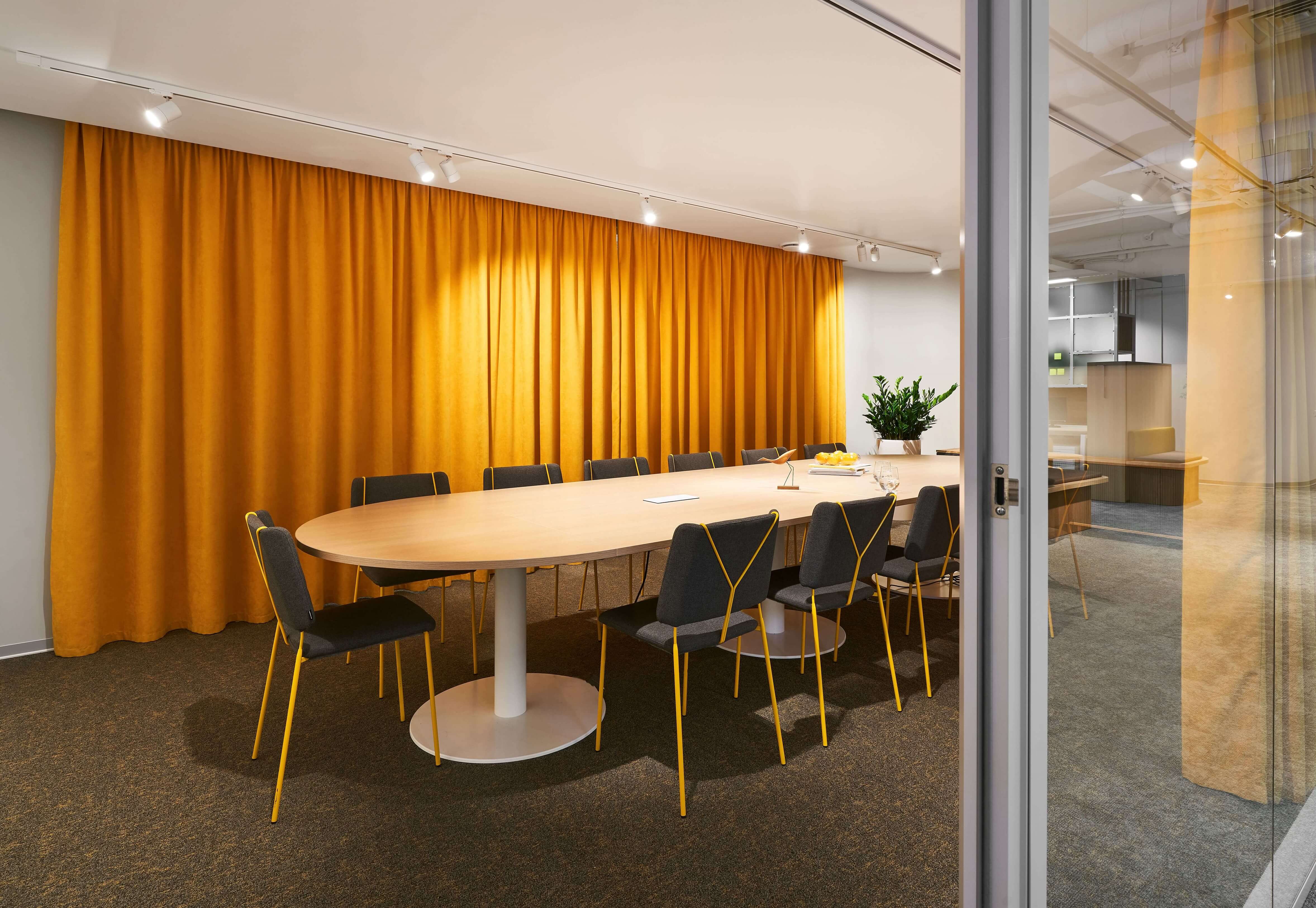 В переговорной в офисе билетного оператора Kassir.ru мы использовали акустическое напольное покрытие и шторы В переговорной в офисе билетного оператора Kassir.ru мы использовали акустическое напольное покрытие и шторы