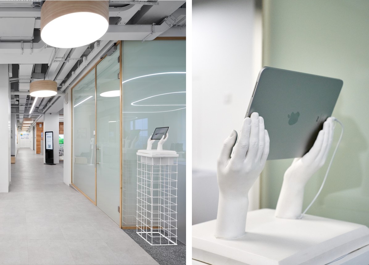 В офисе IT-компании NBCom Group, одного из лидеров рынка портативной техники и электроники, мы использовали руки из гипса, которые поддерживают демонстрационные гаджеты и медиа-экраны в переговорных В офисе IT-компании NBCom Group, одного из лидеров рынка портативной техники и электроники, мы использовали руки из гипса, которые поддерживают демонстрационные гаджеты и медиа-экраны в переговорных