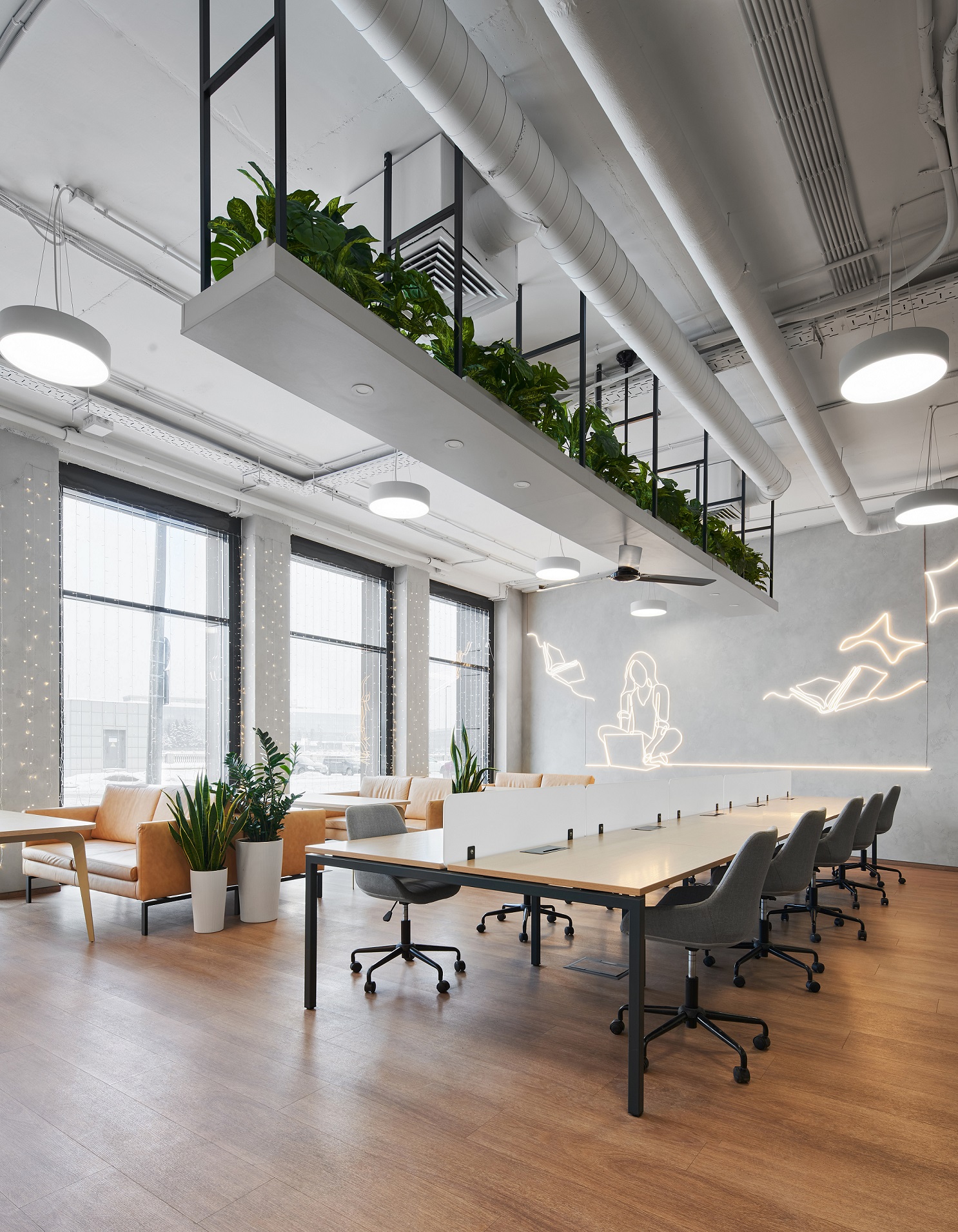 Во втором коворкинге сети, Avenue PAGE, ассоциации с книгами также присутствуют повсеместно: на стеклах перегородок написаны цитаты, а в рабочей зоне использован необычный светильник в виде читающей девушки Во втором коворкинге сети, Avenue PAGE, ассоциации с книгами также присутствуют повсеместно: на стеклах перегородок написаны цитаты, а в рабочей зоне использован необычный светильник в виде читающей девушки