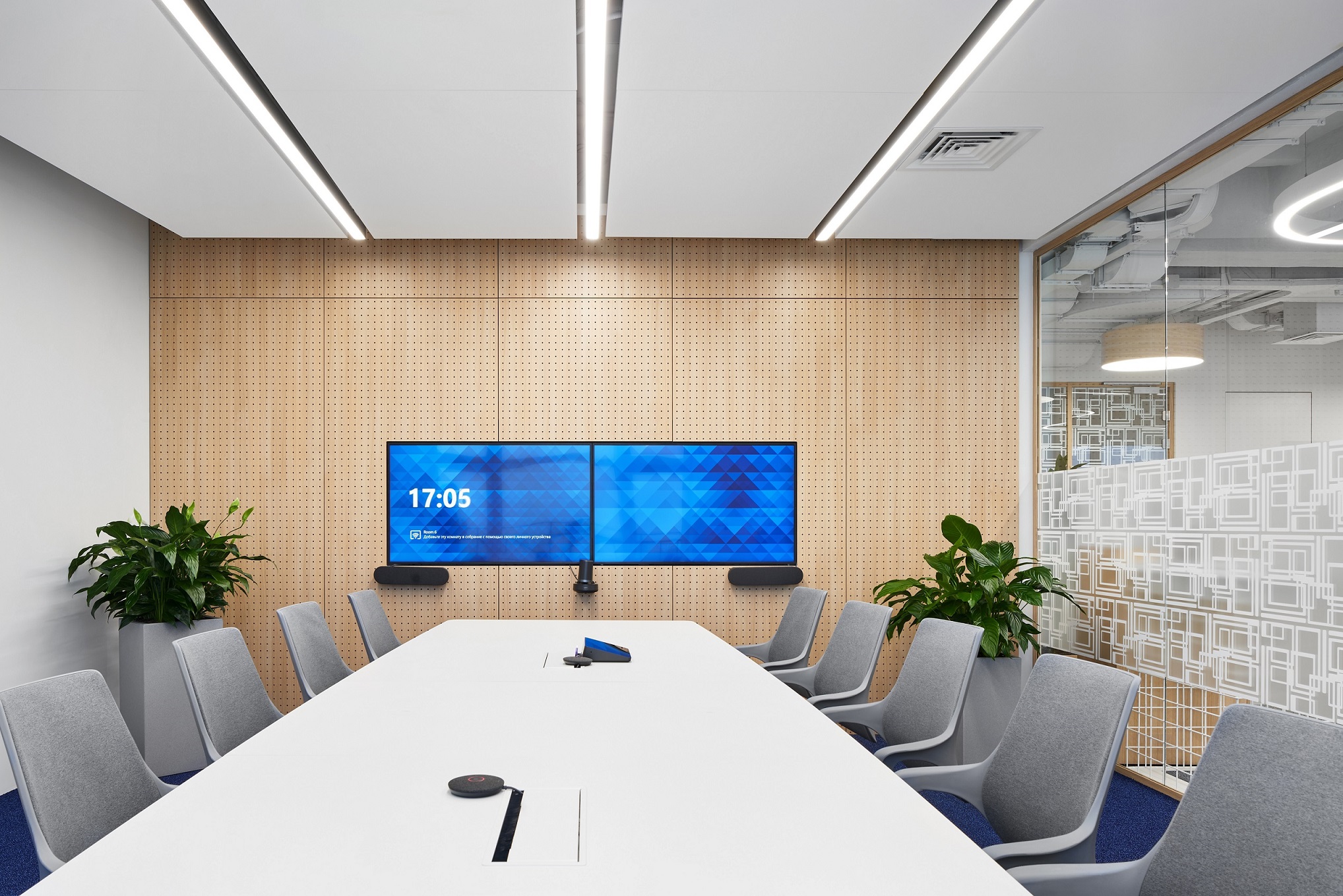 В переговорной офиса NBCom панели с перфорацией использованы для отделки одной из стен В переговорной офиса NBCom панели с перфорацией использованы для отделки одной из стен