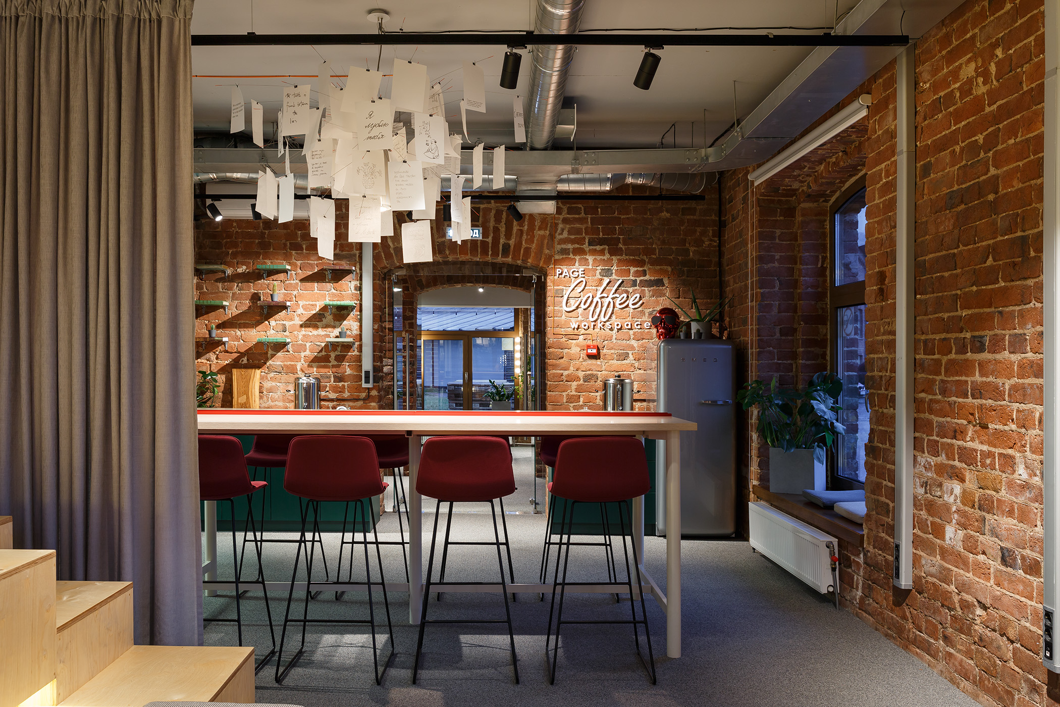 Свет в лаунж-зоне должен быть менее интенсивным (200-300 лк) и более теплым (около 3 000 К), чем на рабочих местах, — это способствует расслаблению Свет в лаунж-зоне должен быть менее интенсивным (200-300 лк) и более теплым (около 3 000 К), чем на рабочих местах, — это способствует расслаблению