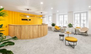 Сам по себе яркий жёлтый можно спокойно применять в цветовых решениях офисов.