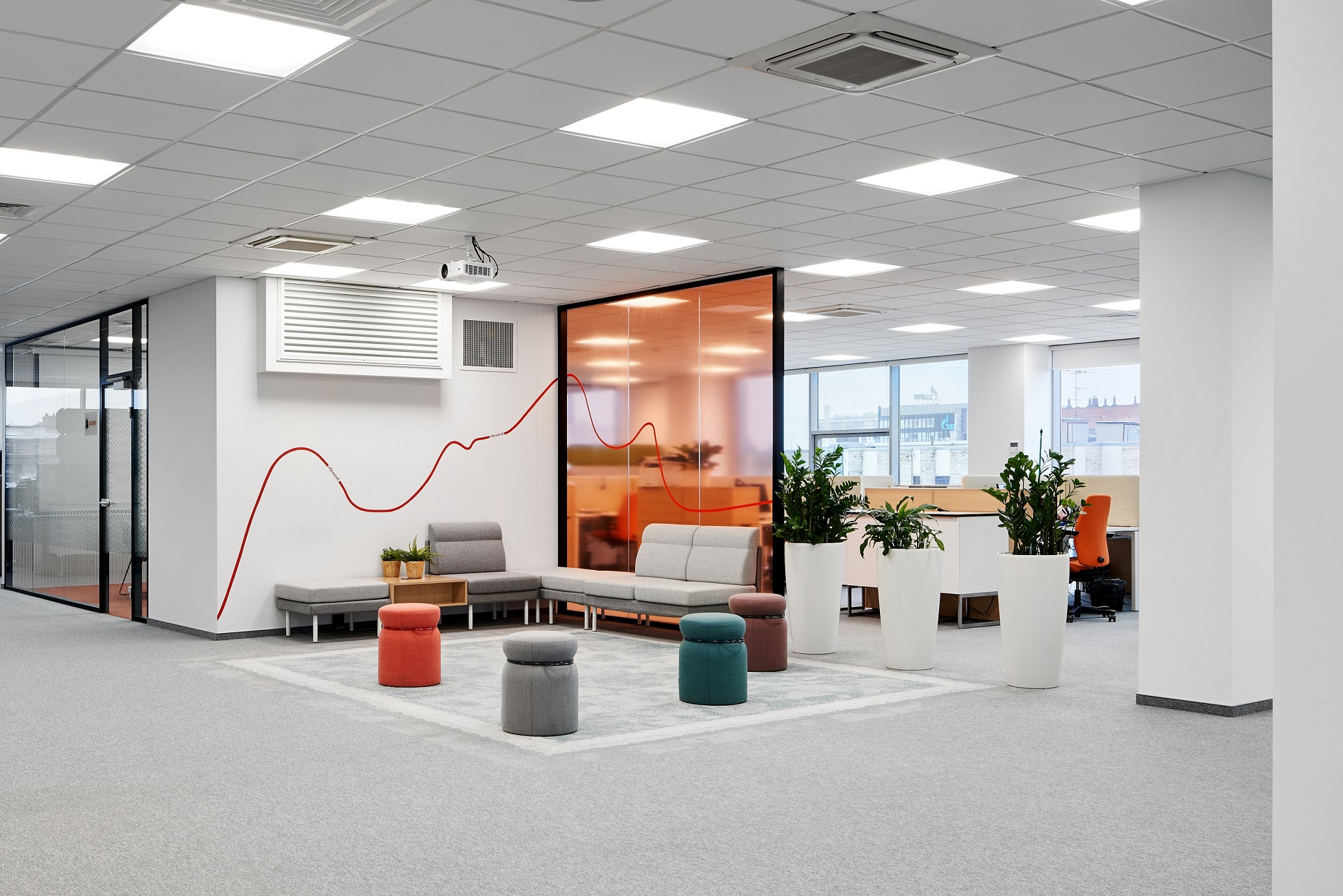 Одна из лаунж-зон в офисе компании Element Group Oy оборудована проектором Одна из лаунж-зон в офисе компании Element Group Oy оборудована проектором