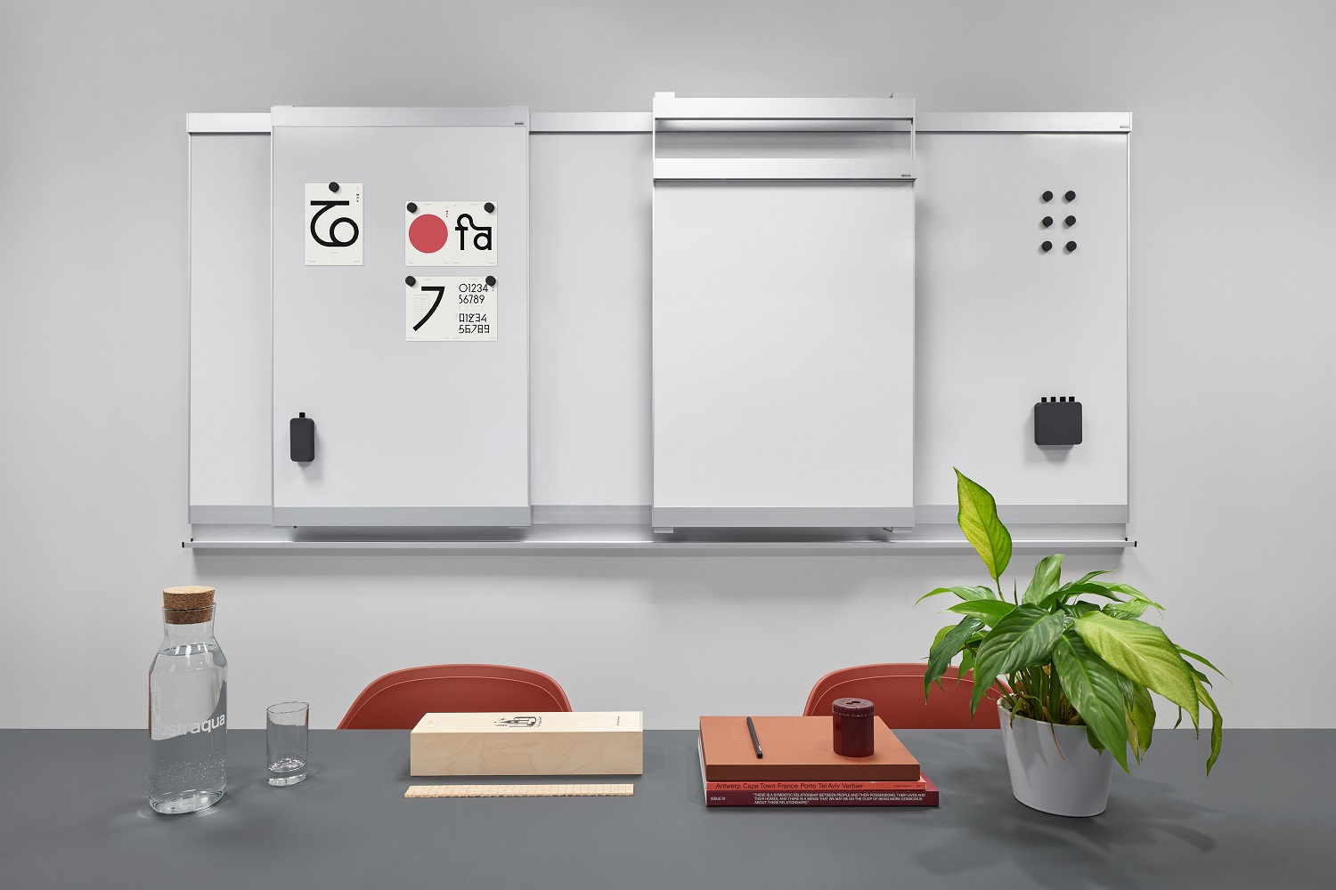 В комплекте VIP от Abstracta тоже три доски: одна большая и две поменьше, передвижные, поверх нее. Доски легко скользят по алюминиевым направляющим. В комплекте VIP от Abstracta тоже три доски: одна большая и две поменьше, передвижные, поверх нее. Доски легко скользят по алюминиевым направляющим.