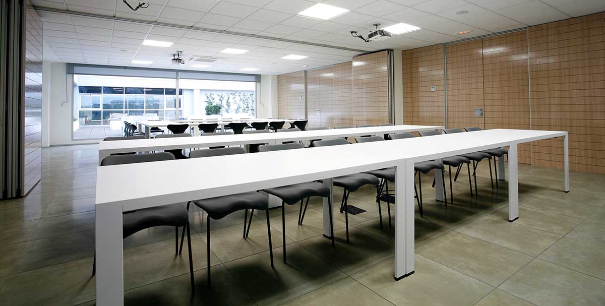 Из них можно собрать длинные столы или расставить отдельно, как парты в учебном классе. Из них можно собрать длинные столы или расставить отдельно, как парты в учебном классе.