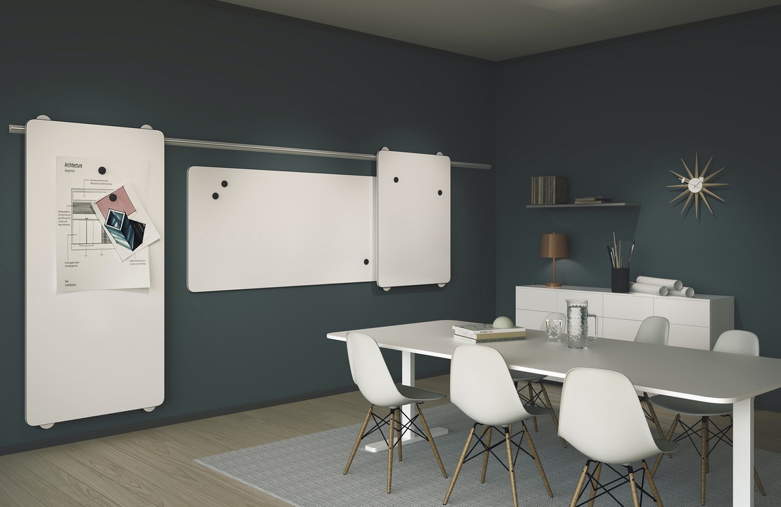 Две доски по бокам перемещаются по «рельсе». Их также можно снять с нее и поставить на пол, оперев на стену. Две доски по бокам перемещаются по «рельсе». Их также можно снять с нее и поставить на пол, оперев на стену.