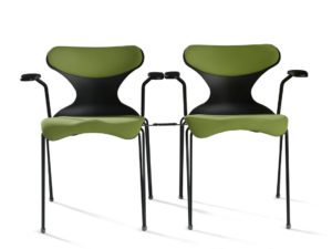 Если стулья расставлены в ряд, их можно скрепить друг с другом при помощи специального соединительного элемента