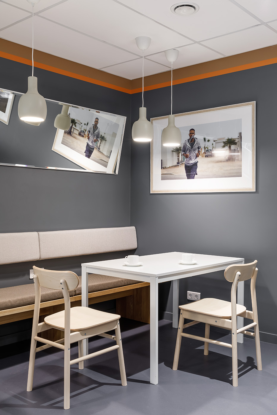 В своих проектах мы обычно используем подвесные светильники с плафонами простых форм В своих проектах мы обычно используем подвесные светильники с плафонами простых форм