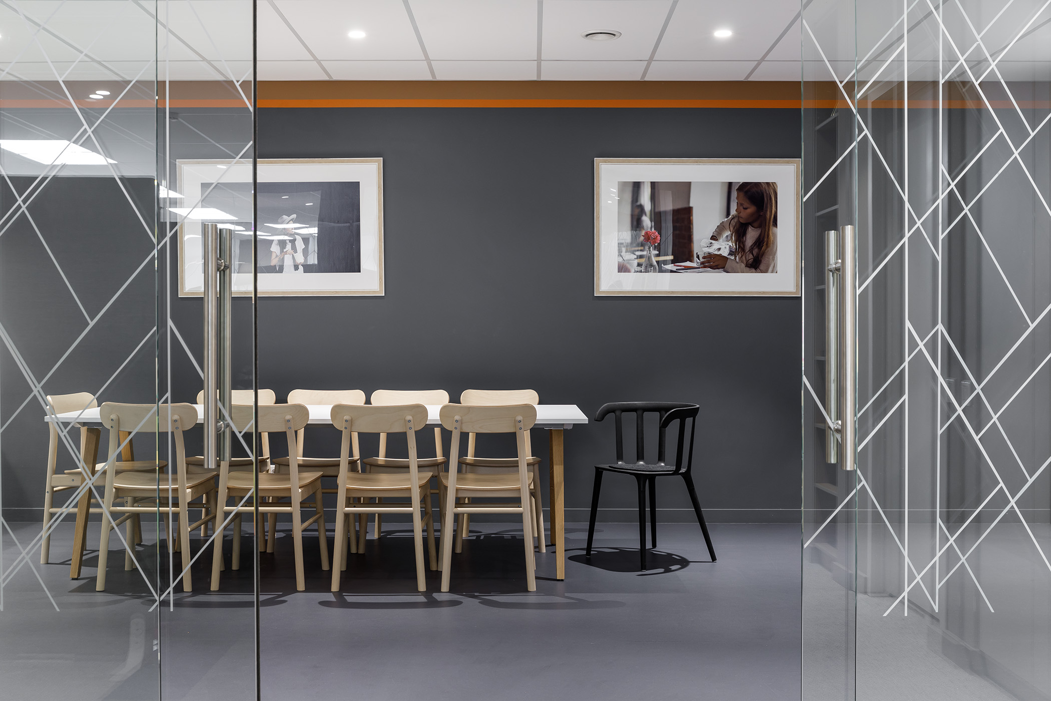 По периметру кухни установлены высокие кашпо с живыми растениями они визуально определяют границы зоны и делают пространство более уютным По периметру кухни установлены высокие кашпо с живыми растениями они визуально определяют границы зоны и делают пространство более уютным