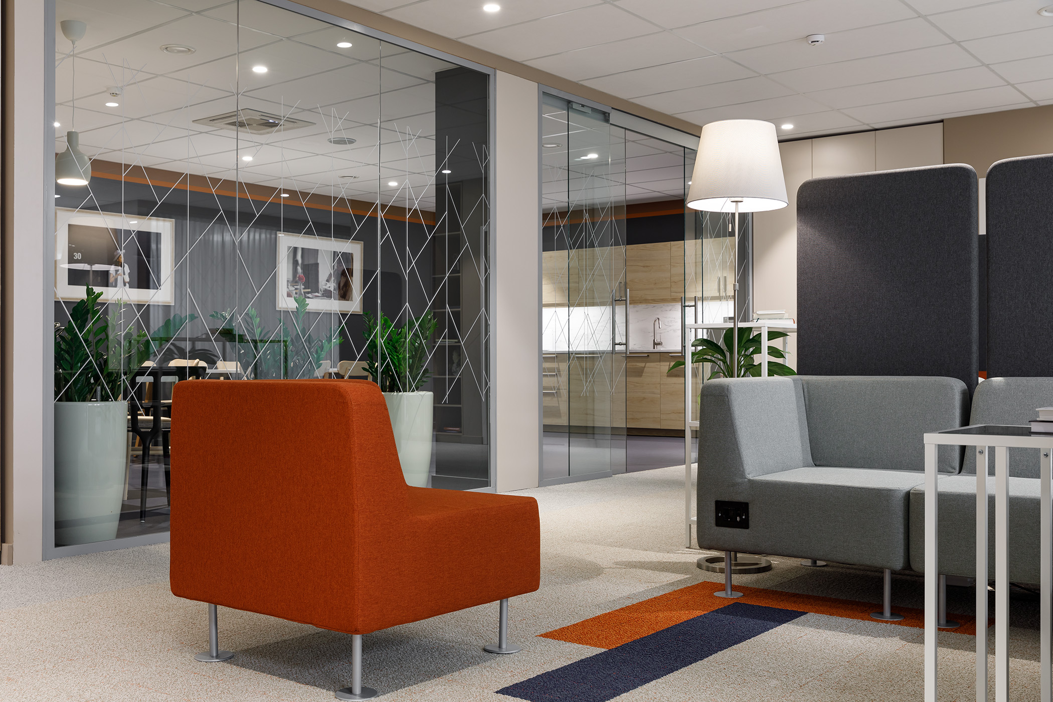 В зоне отдыха офиса компании Kemira кроме потолочных светильников, обеспечивающих функциональное освещение, использованы торшеры на высоких металлических ножках В зоне отдыха офиса компании Kemira кроме потолочных светильников, обеспечивающих функциональное освещение, использованы торшеры на высоких металлических ножках