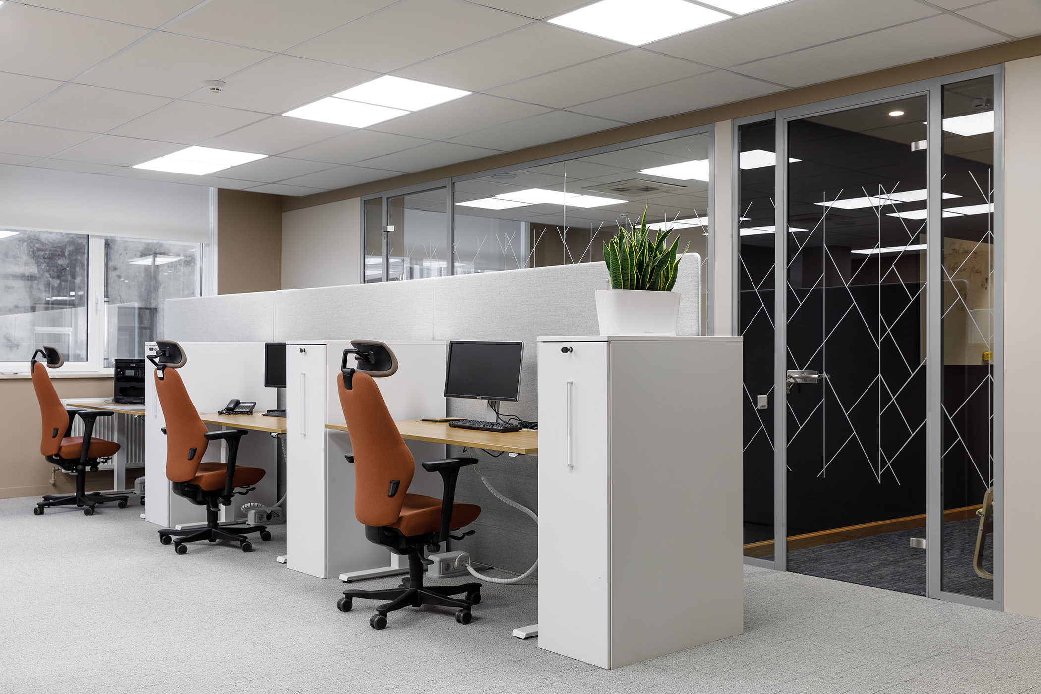 В итоговой версии проекта плинтуса и стены бежевые, а деревянная мебель — белая, что делает пространство более воздушным и праздничным В итоговой версии проекта плинтуса и стены бежевые, а деревянная мебель — белая, что делает пространство более воздушным и праздничным