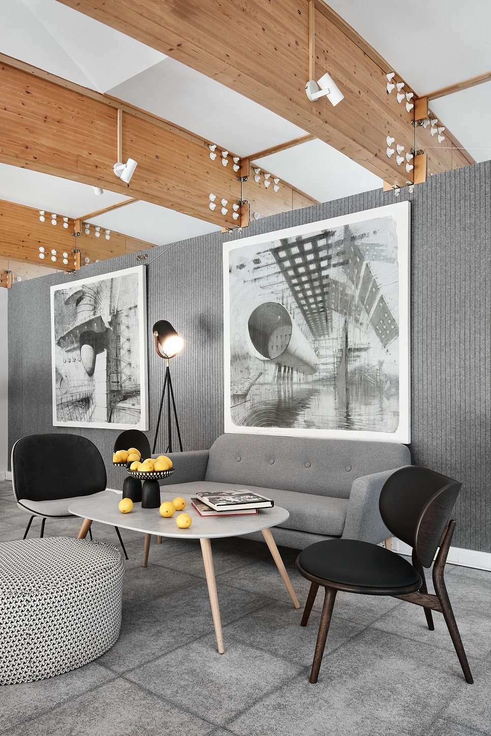 В диванной зоне установлен напольный светильник, обеспечивающий направленный «теплый» свет В диванной зоне установлен напольный светильник, обеспечивающий направленный «теплый» свет