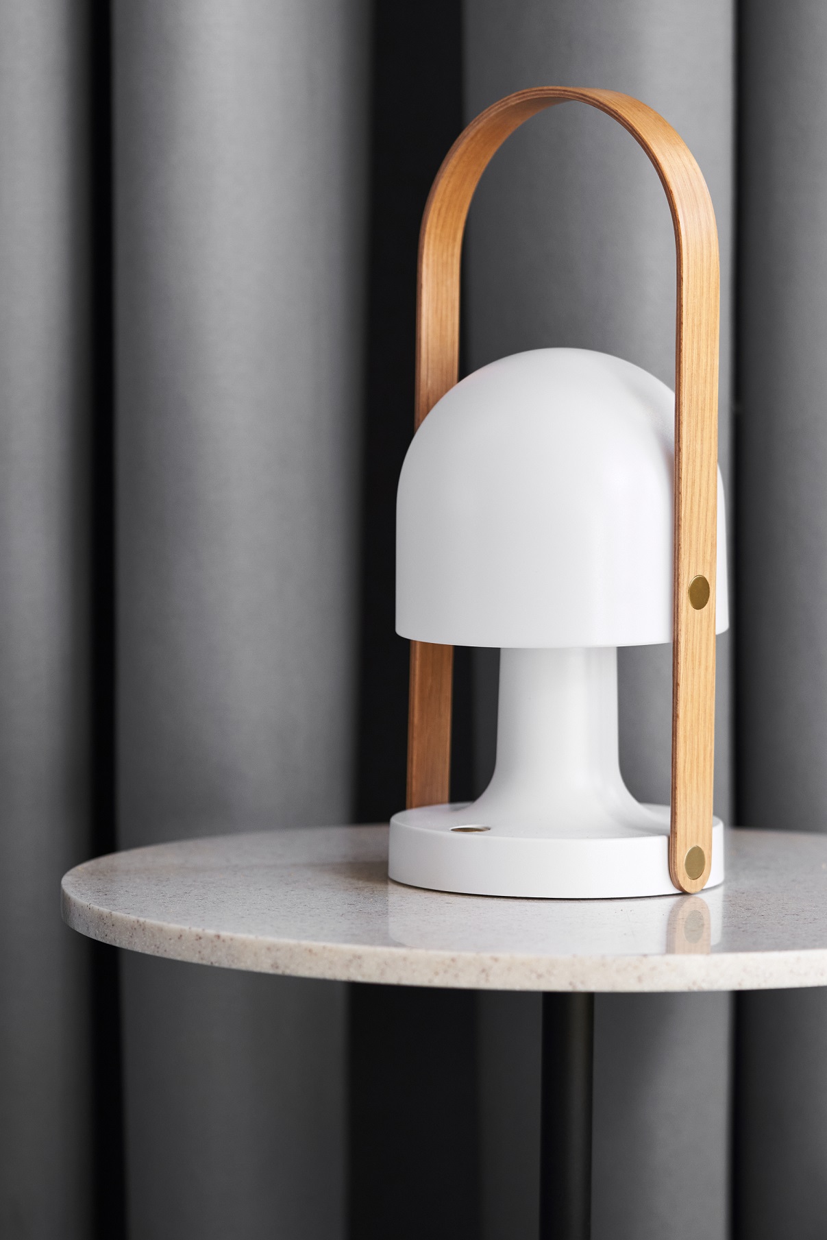 Деревянная ручка не только интересно смотрится, но и позволяет легко переносить светильник с места на место Деревянная ручка не только интересно смотрится, но и позволяет легко переносить светильник с места на место