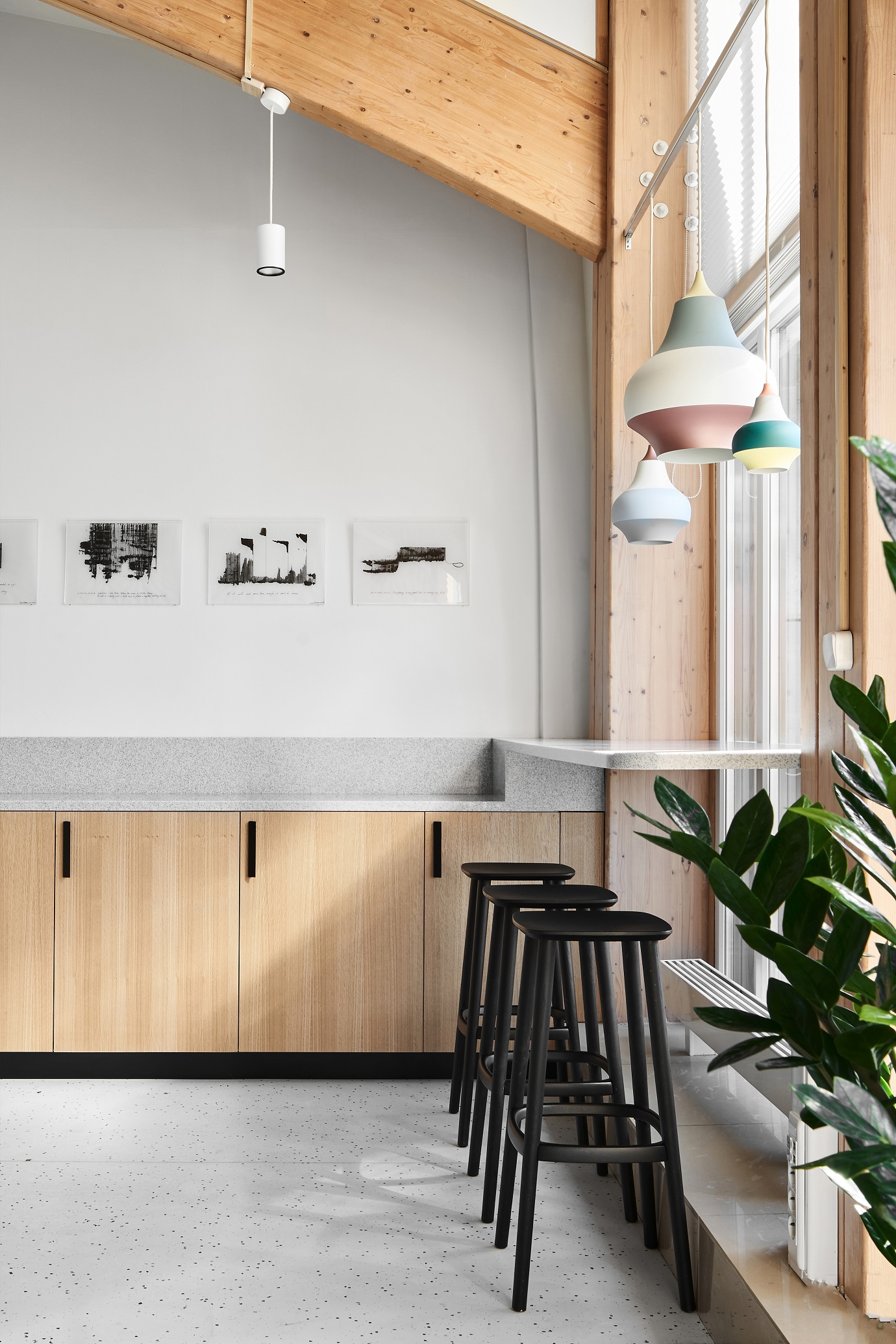 Светильники «переехали» сюда из предыдущего офиса и являются своего рода талисманом DESIGNIC Светильники «переехали» сюда из предыдущего офиса и являются своего рода талисманом DESIGNIC