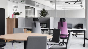 В гибких офисах обычно оборудуют рабочую зону формата open space — важно позаботиться о грамотной звукоизоляции, чтобы сотрудникам было комфортно