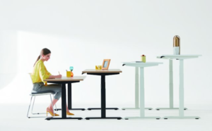 Хорошо себя зарекомендовали столы, за которыми можно работать как сидя, так и стоя