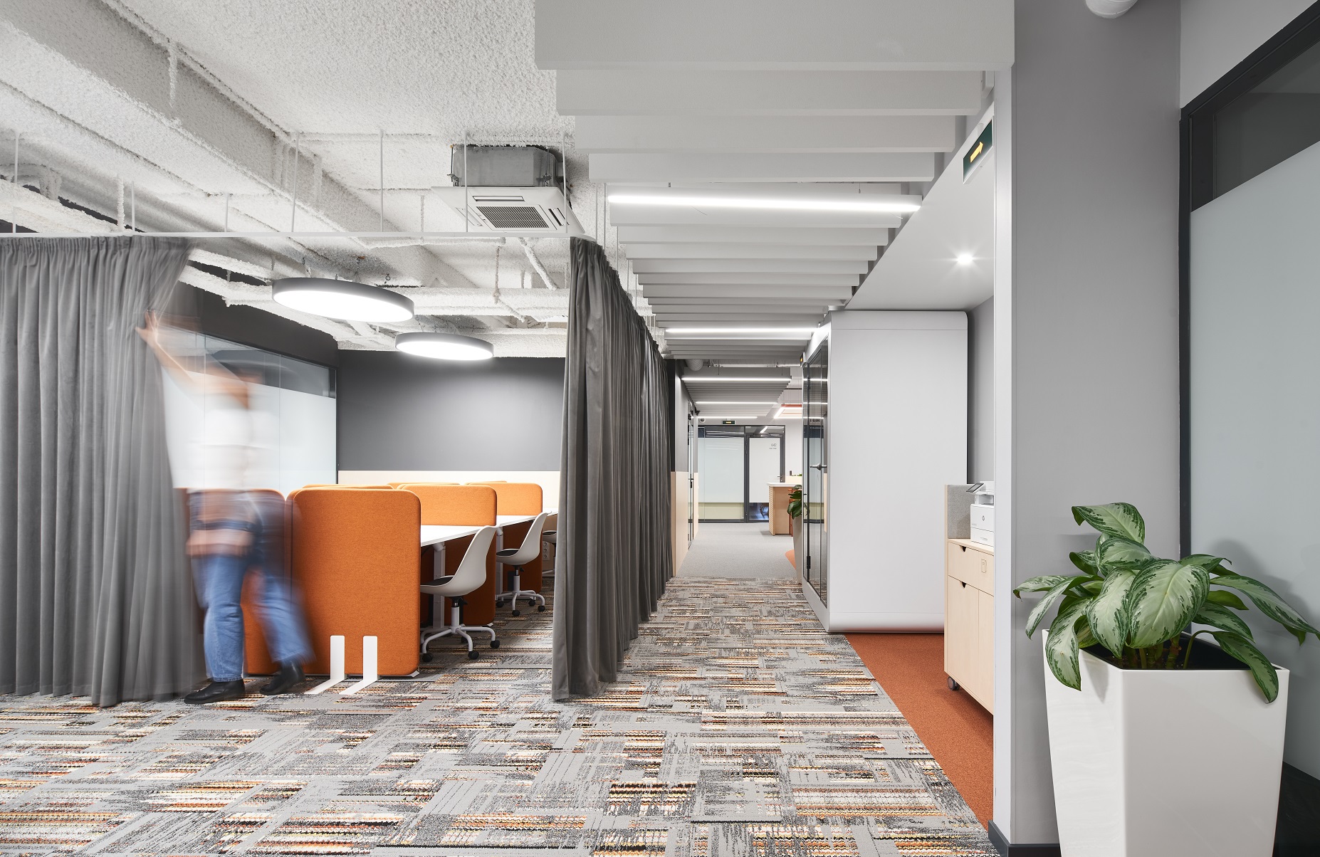 В офисе компании Metso Outotec рабочие места разделены фронтальными и боковыми настольными перегородками В офисе компании Metso Outotec рабочие места разделены фронтальными и боковыми настольными перегородками