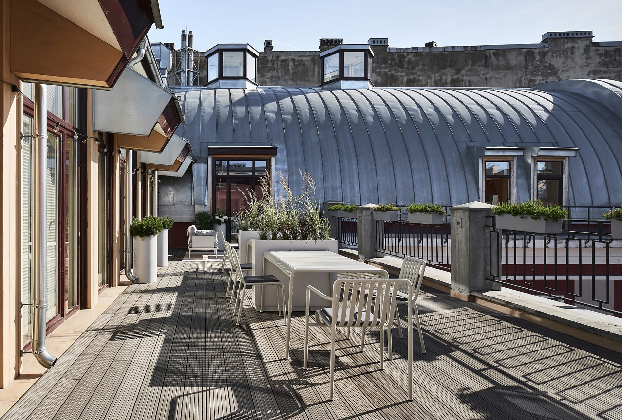 В связи с пандемией растет популярность террас в офисах — если раньше проводить там время было просто приятно, то сейчас это еще и безопаснее, чем собираться в закрытых помещениях В связи с пандемией растет популярность террас в офисах — если раньше проводить там время было просто приятно, то сейчас это еще и безопаснее, чем собираться в закрытых помещениях