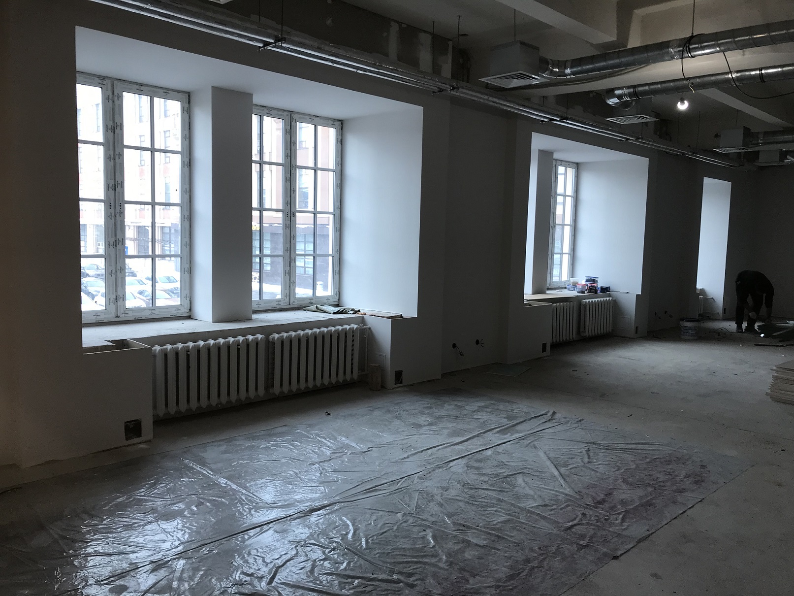 В помещении, которое арендовал для своего офиса всероссийский билетный оператор Kassir.ru, по всему периметру были установлены некрасивые батареи. В помещении, которое арендовал для своего офиса всероссийский билетный оператор Kassir.ru, по всему периметру были установлены некрасивые батареи.