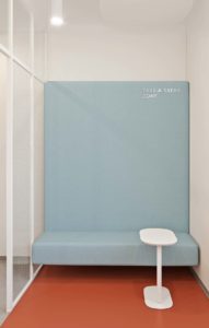 С одной стороны помещения поставили мягкий диван пыльно-голубого цвета и маленький столик, где можно сложить свои вещи или поработать за ноутбуком
