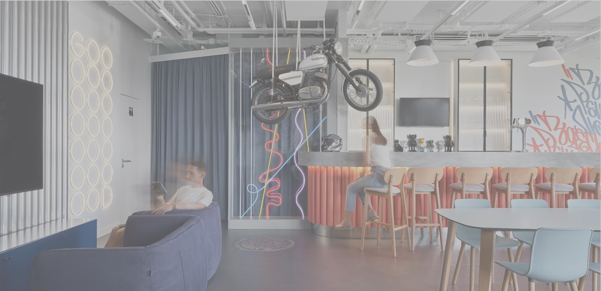 Мотоцикл под потолком, неоновый Гомер Симпсон в санузле, граффити на стенах: как мы проектировали офис для Avito и что получилось