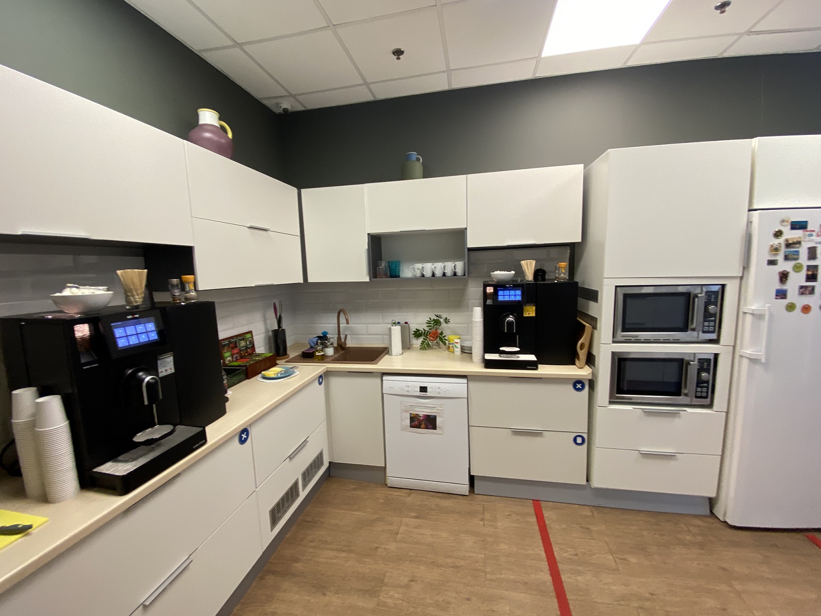 В другой зоне располагалась кухня со всей необходимой бытовой техникой В другой зоне располагалась кухня со всей необходимой бытовой техникой