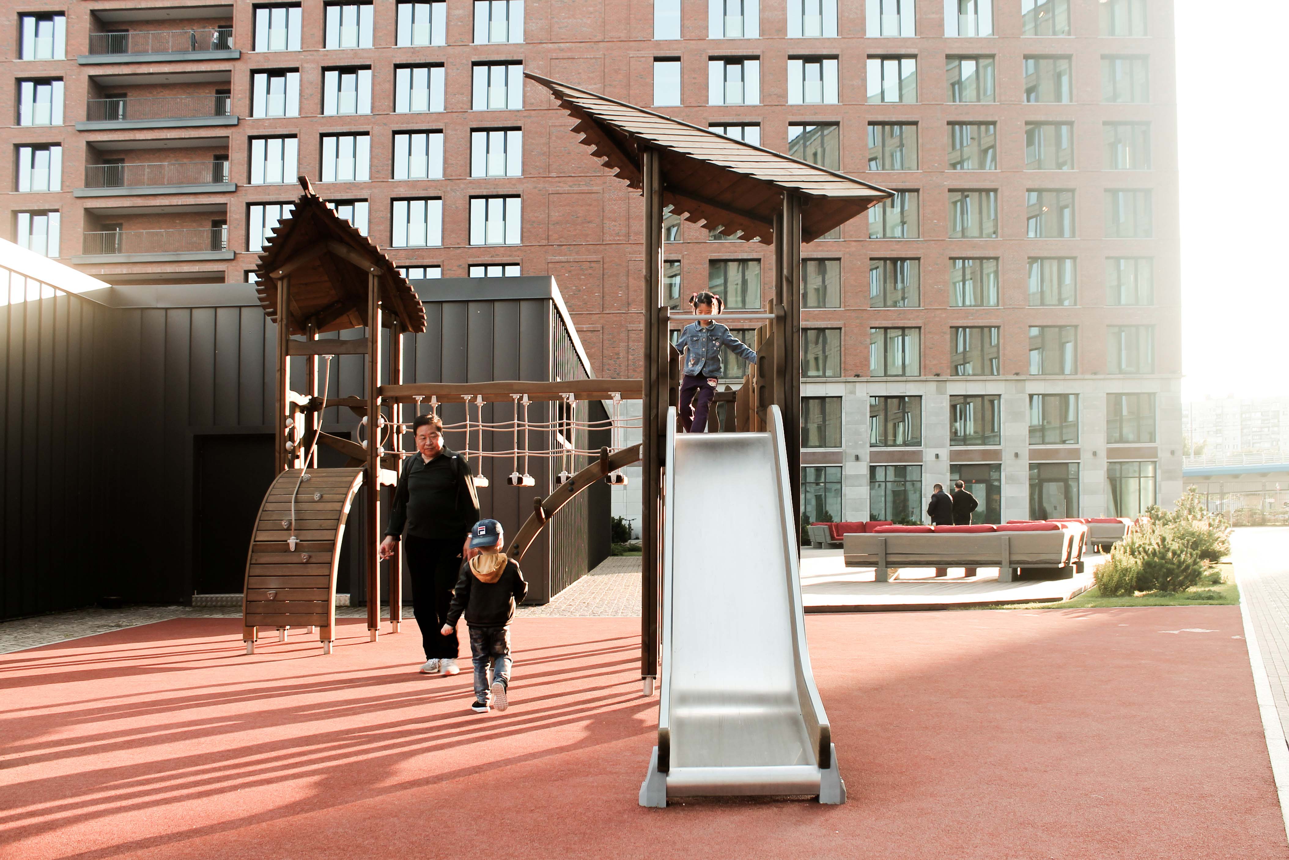 Во дворе спроектировали детскую площадку с горками и другими крупными элементами Во дворе спроектировали детскую площадку с горками и другими крупными элементами