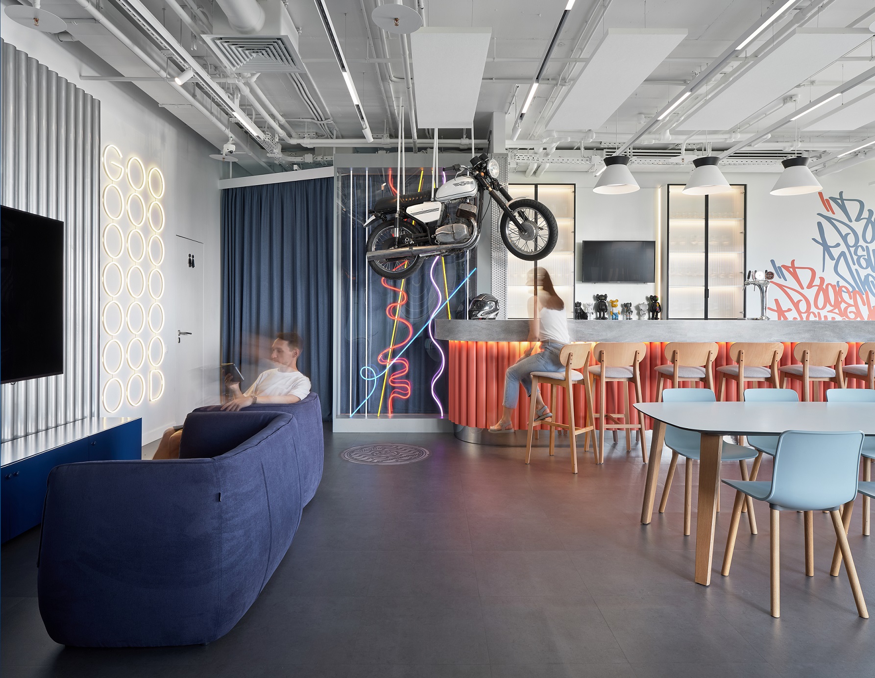 Далее попадаем в основную зону — гибкое многофункциональное пространство Далее попадаем в основную зону — гибкое многофункциональное пространство