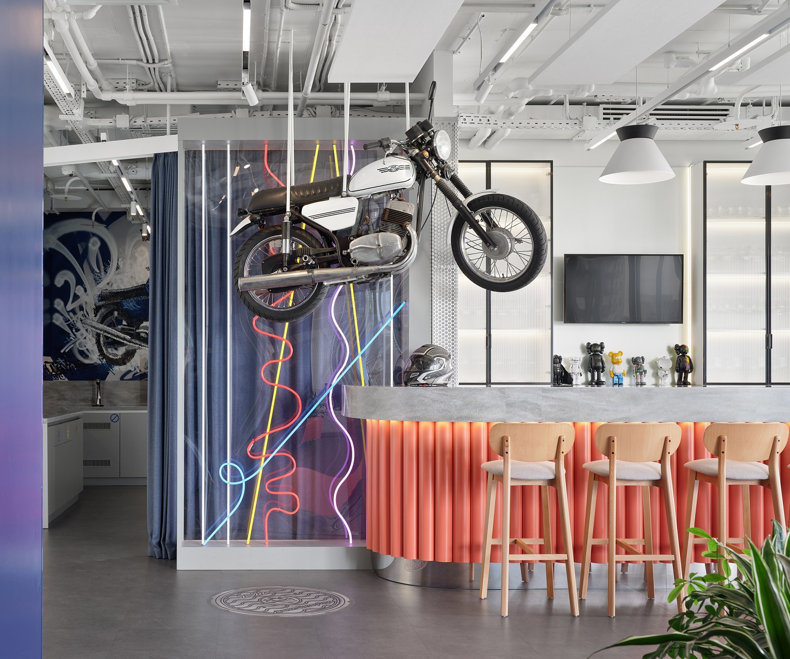 В зоне бара мы расположили самый яркий элемент в интерьере — мотоцикл В зоне бара мы расположили самый яркий элемент в интерьере — мотоцикл