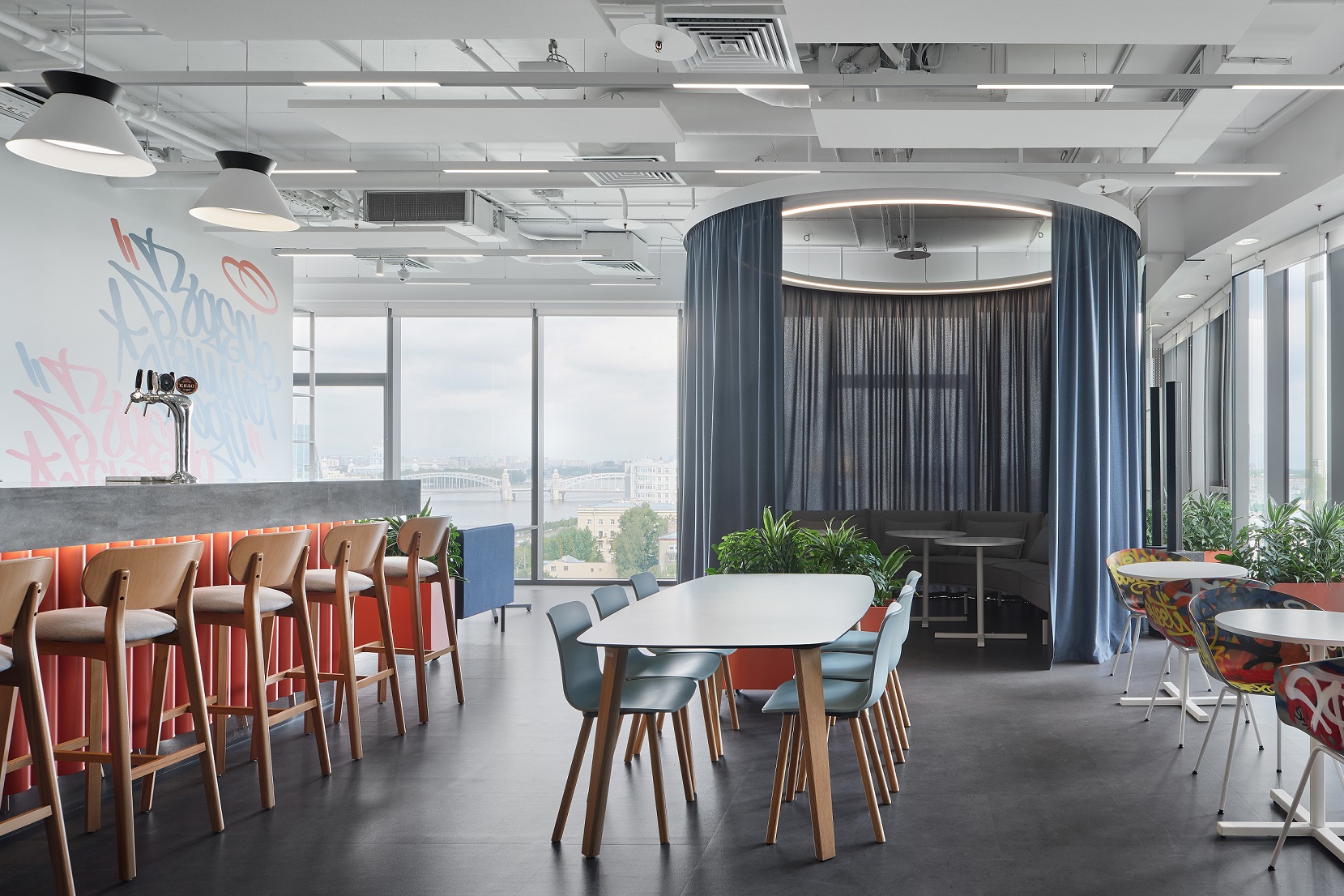 Рядом расположили трансформируемую переговорную Рядом расположили трансформируемую переговорную