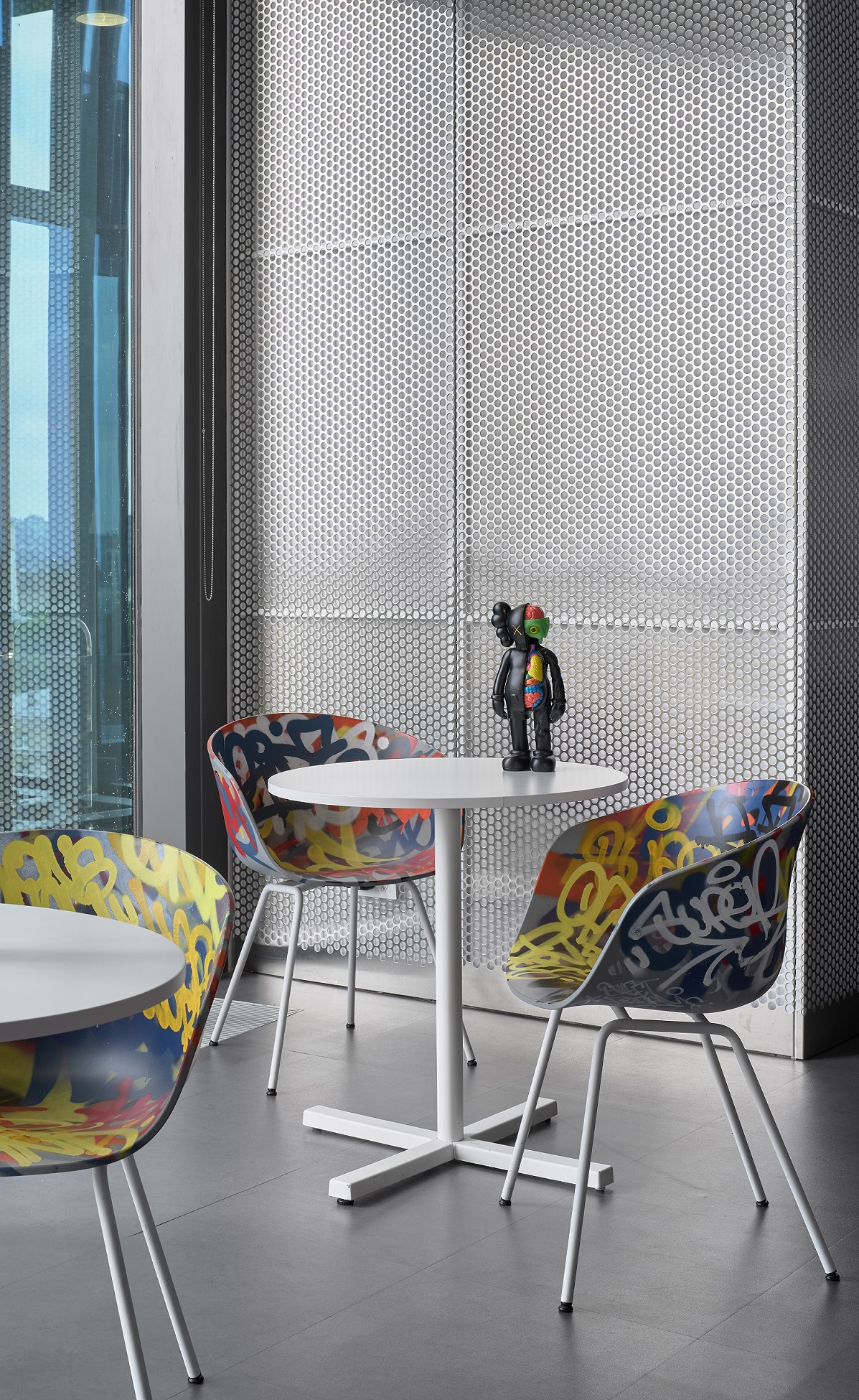 Чуть дальше от обеденной зоны вдоль окон поставили несколько столиков Чуть дальше от обеденной зоны вдоль окон поставили несколько столиков